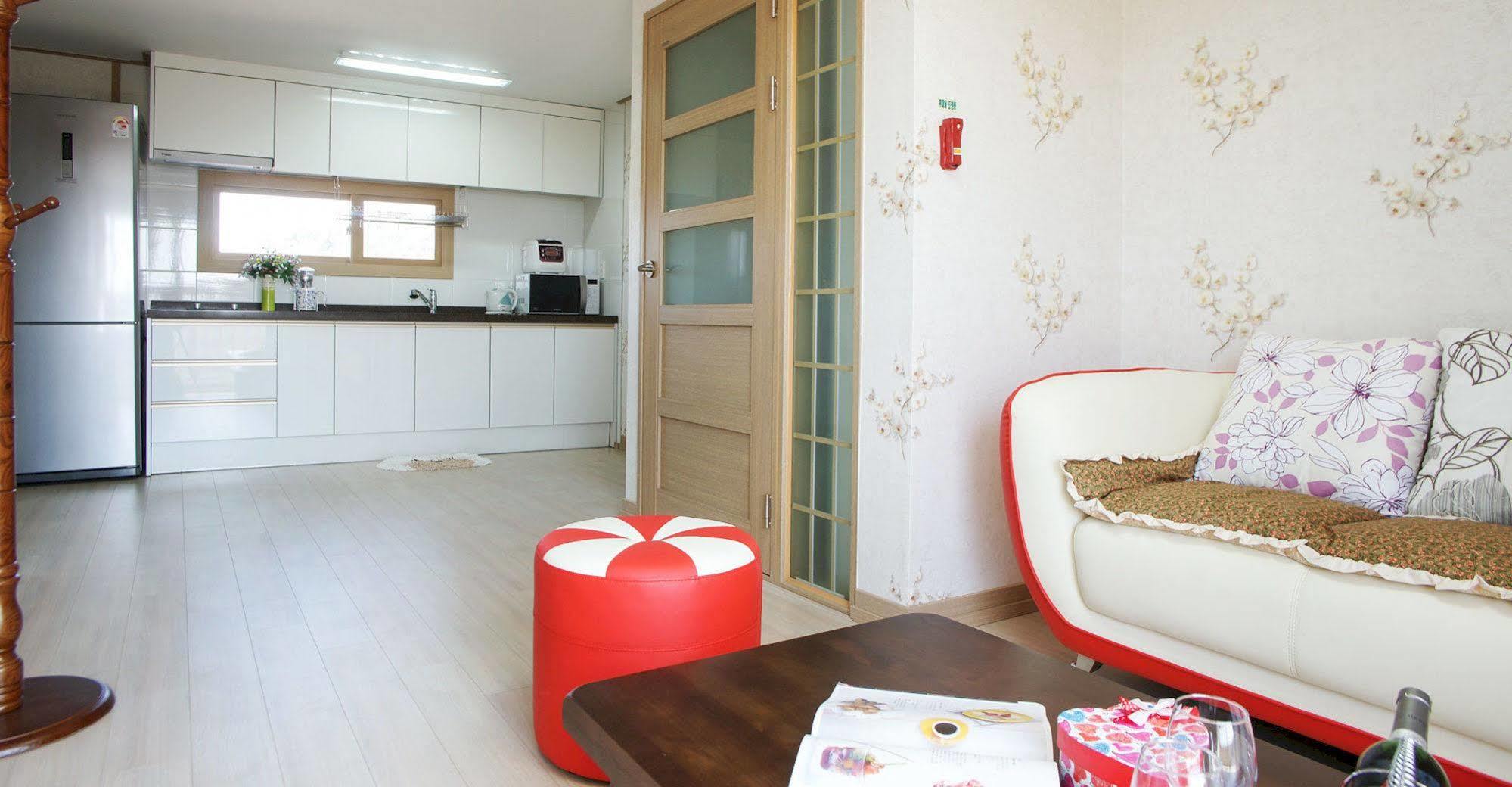 Lapaloma Pension Jeju Buitenkant foto