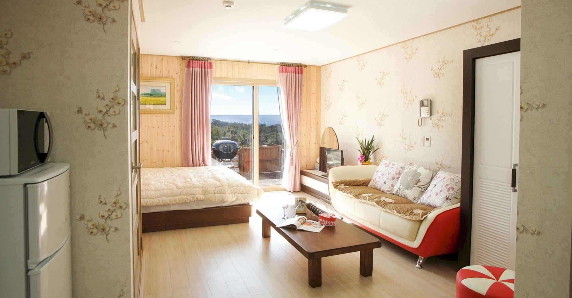 Lapaloma Pension Jeju Buitenkant foto